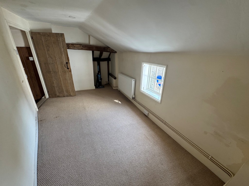 Lot: 90 - DOUBLE FRONTED SHOP AND MAISONETTE IN POPULAR CINQUE PORT TOWN - Residential - First floor landing